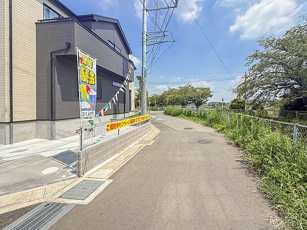 【前面道路4m】家の前をまっすぐの通りが走っている。クルマは少なく、人々は毎朝、ウォーキング、ジョギング、犬の散歩など、フリーな朝時間を過ごしている。