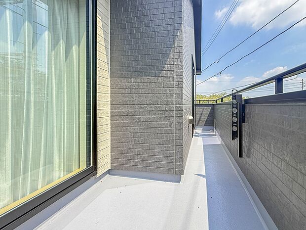 【バルコニー】 バルコニーから差し込む陽光・通風は、住環境・快適性と共に有り続ける貴重な「財産」です。