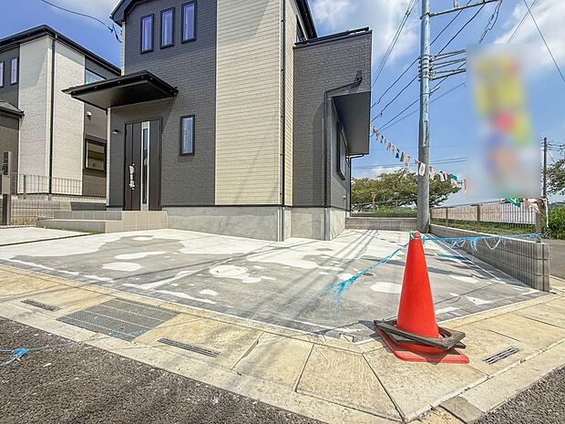 【駐車場】日々の暮らしにマイカーが必要。そんな方は物件の購入条件に駐車場は必須です。通勤に、家族のお迎えに、お買物に、おでかけに、クルマライフを楽しみたい方に。