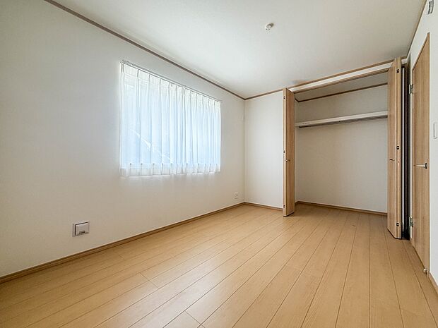 【洋室6帖】シンプルにデザインされた室内。家具やレイアウトでお好みの空間に。