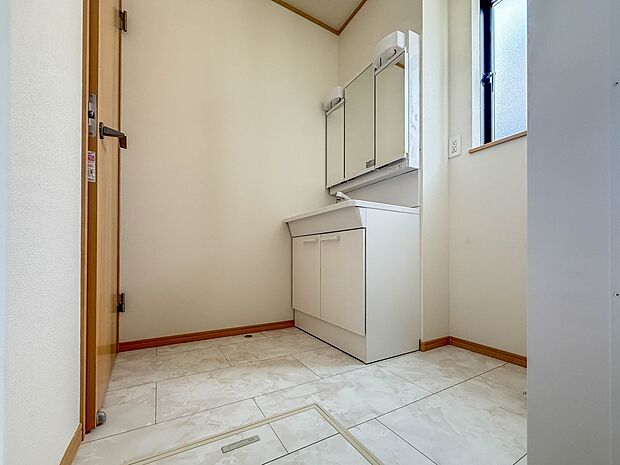 【脱衣所】脱衣所、洗面所は小さなプライベートスペース。歯磨き、洗顔と毎日施す個人空間。