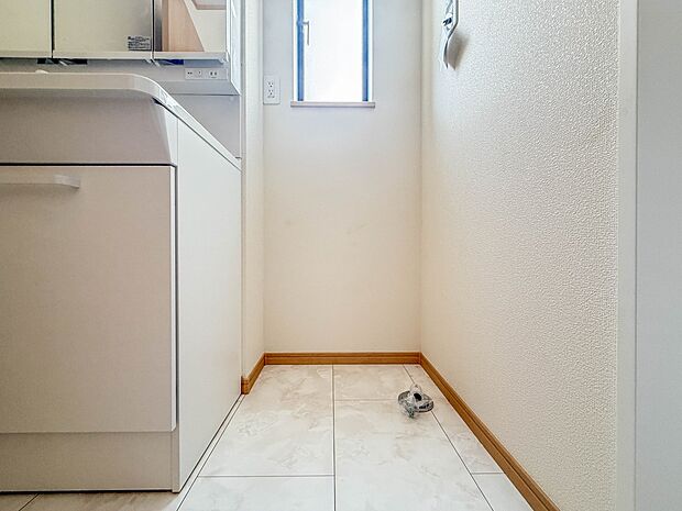【ランドリースペース】毎日使う洗濯機。しっかりと奥行きのある置き場が確保されています。