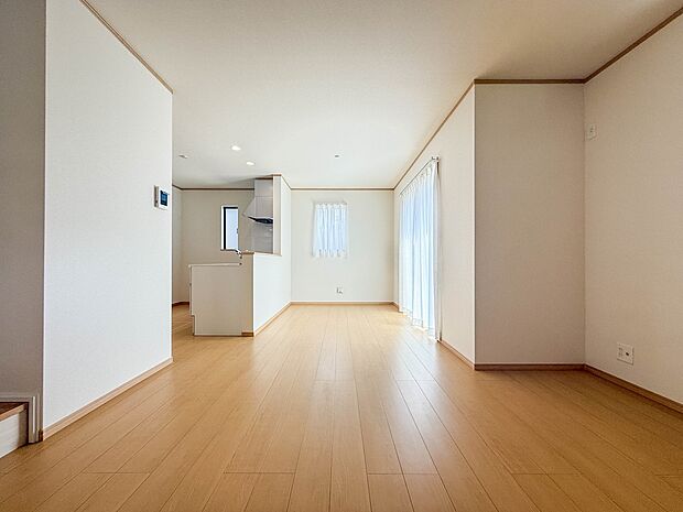 【LDK16.87帖】広々としたリビングダイニング。ゆったりとしたキッチン。生活動線をLDK に集中させ、ご家族が過ごしやすい空間設計にしました。