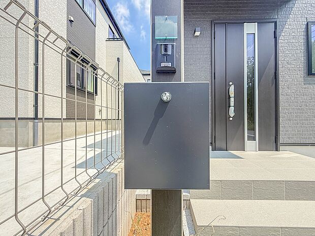 【郵便受け】郵便物には、ご家族の情報やクレジットカード・銀行口座情報など、個人情報が満載です。鍵付きのポストが、ご家族の個人情報をしっかりと守ります。