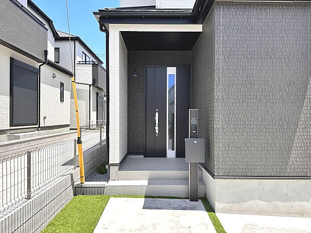 【玄関】家の顔となる玄関は、高いデザイン性が求められます。高級感と断熱性、防犯性に優れた玄関ドアを標準装備。ピッキング対策のセキュリティサムターン等、防犯に考慮しました。