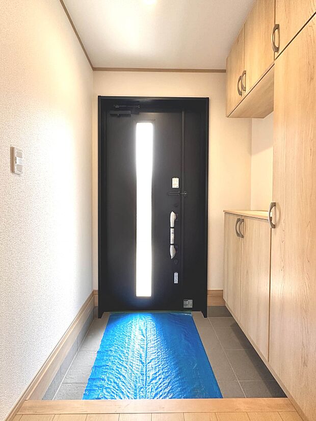 【玄関】玄関はおうちの顔と言われます。玄関アプローチは、外観デザインの印象を左右します。ご家族の個性を出しながら、素敵な玄関でお客様をお迎えしてください。