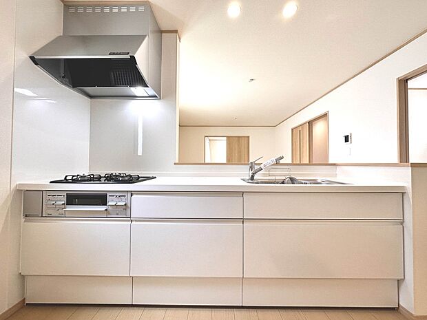 【キッチン】ナチュラルな自然光の中での調理。お洒落な食器類を余裕で収納できるスペース。動きやすい女性目線のキッチン動線。これからはお料理をつくる時間が劇的に変わります。