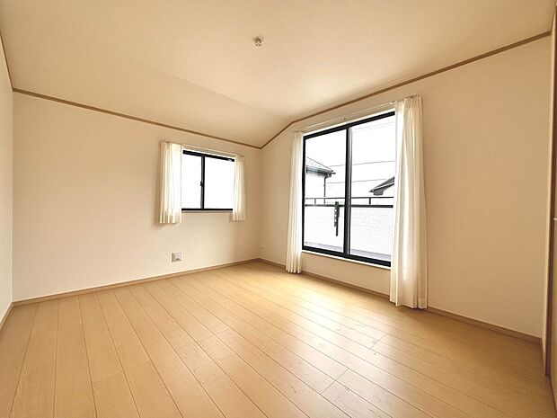 【寝室7帖】シンプルな内装はおしゃれのポイントです。シンプルは華美より飽きがこないからです。色や模様でおしゃれ感をだす。それがシンプルイズビューティーです。