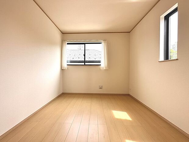 【子供部屋6帖】お子様のお部屋にぴったりなクロークを備えたフローリング仕様の洋室です。