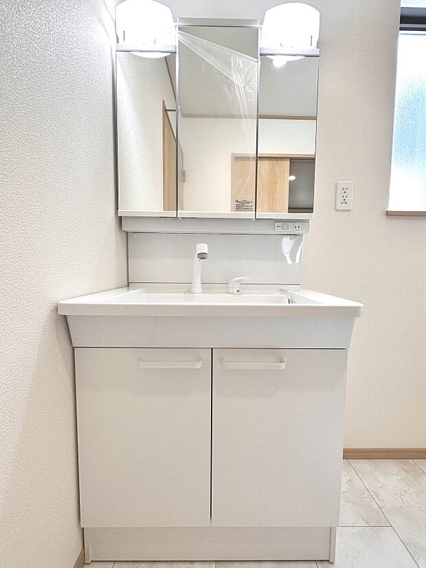 【洗面台】 十分な大きさの洗面台は、身だしなみチェックや歯磨きなど、朝の慌ただしい時間でもホテルライクなスペースで余裕とゆとりを感じて頂けます。