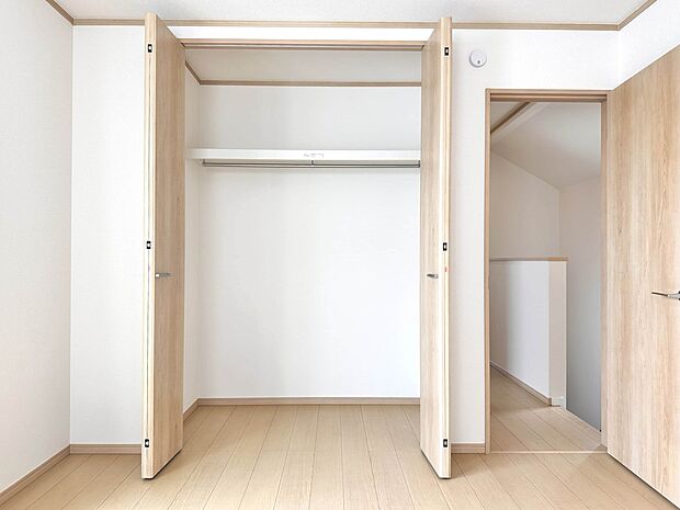 【収納】壁面クローゼットのメリットは、衣類が横一列に並ぶためひと目で洋服が選びやすいこと。衣類をたくさんお持ちの方も、限られたスペース内に無理なく収納することができます。