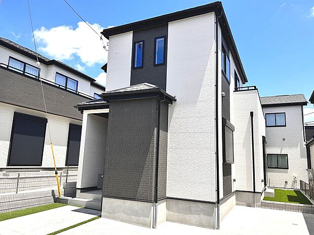 【外観】堂々たる趣ながら、主張し過ぎずどこか余裕を感じさせるシャープなフォルムで佇む邸宅は、晴天の空と照らし合わせる事で、本来あるべき完成形の姿を見せてくれます。