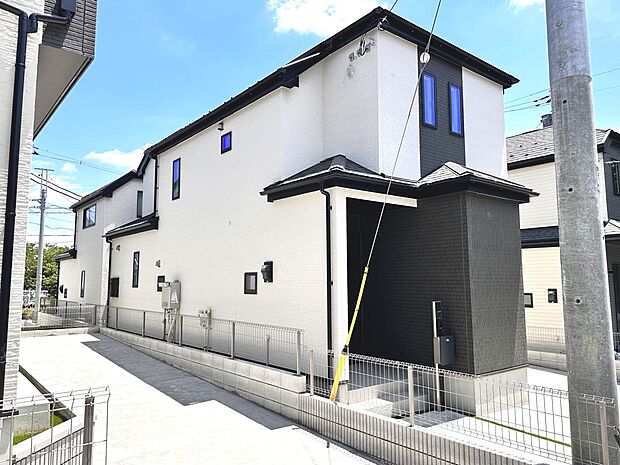 【現地】陽あたりの良さは必須条件。家族の温かさと陽光の暖かさ、楽しい毎日と明るい未来を予感させる。