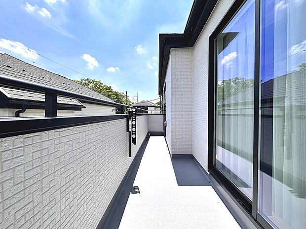 【バルコニー】朝の澄んだ空気や、夕方に吹く清々しい風を五感で感じられるバルコニー。屋外にあって、住まいの中でも本当の自然を感じられるスペースです。