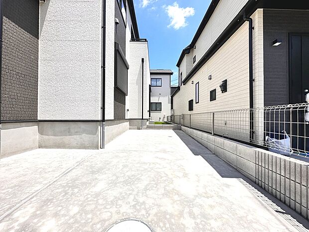 【駐車場】日々の暮らしにマイカーが必要。そんな方は物件の購入条件に駐車場は必須です。通勤に、家族のお迎えに、お買物に、おでかけに、クルマライフを楽しみたい方に。