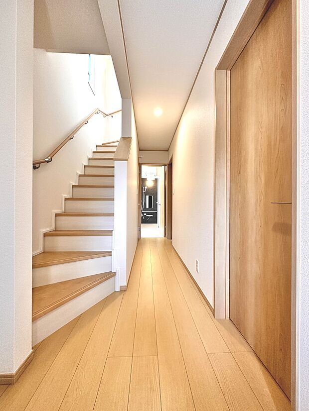 【手すり付階段】手すりがないと階段の昇り降りで危険なことはもちろん、壁に手をつきながら歩くことで壁紙が汚れやすくなります。すべての方に快適に昇り降りしていただくため、手すりを設置しました。