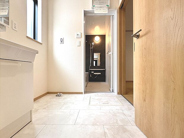 【脱衣所】脱衣所、洗面所は小さなプライベートスペース。歯磨き、洗顔と毎日施す個人空間。換気も設置して、熱気などを開放して、爽やかなスペースになるように設計されています。