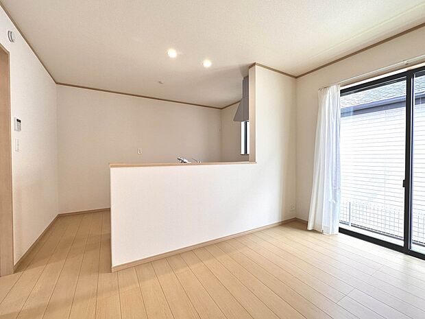 【LDK15帖】会話でホッとコミュニケーションできるリビング。料理でホッとハピネスになるキッチンなど。人をホッとさせる最新設備・仕様を採用しています。