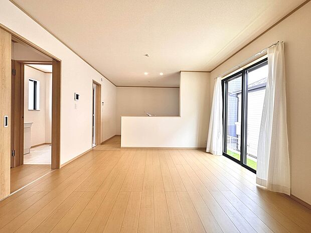 【LDK15帖】室内には豊かな陽光が注ぎ込み、爽やかな住空間を演出。