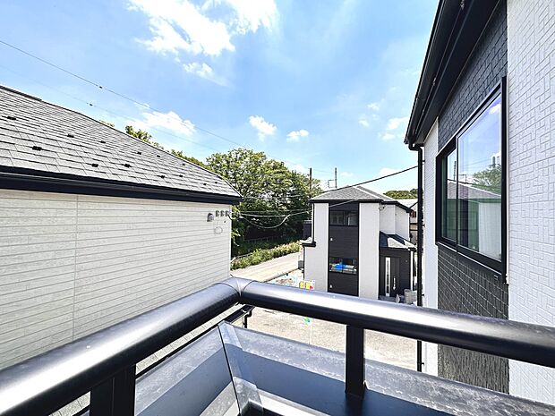 【眺望】気持ちの良い景色。住まいから、眺望の良い場所に住めるって嬉しいですね。開放感を感じながら、余裕のある暮らしをご体感下さい。