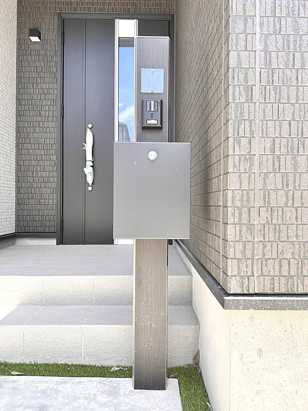 【郵便受け】郵便物には、ご家族の情報やクレジットカード・銀行口座情報など、個人情報が満載です。鍵付きのポストが、ご家族の個人情報をしっかりと守ります。