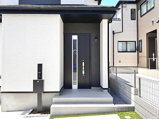 【玄関】玄関はおうちの顔と言われます。玄関アプローチは、外観デザインの印象を左右します。ご家族の個性を出しながら、素敵な玄関でお客様をお迎えしてください。