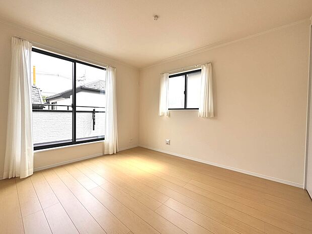 【寝室7帖】シンプルな内装はおしゃれのポイントです。シンプルは華美より飽きがこないからです。色や模様でおしゃれ感をだす。それがシンプルイズビューティーです。