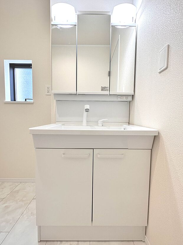 【洗面台】洗面所は小さなプライベートスペース。歯磨き、洗顔と毎日施す個人空間。小窓も設置して、熱気などを開放して、爽やかなスペースになるように設計されています。