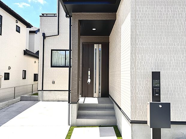 【玄関】家の顔となる玄関は、高いデザイン性が求められます。高級感と断熱性、防犯性に優れた玄関ドアを標準装備。ピッキング対策のセキュリティサムターン等、防犯に考慮しました。