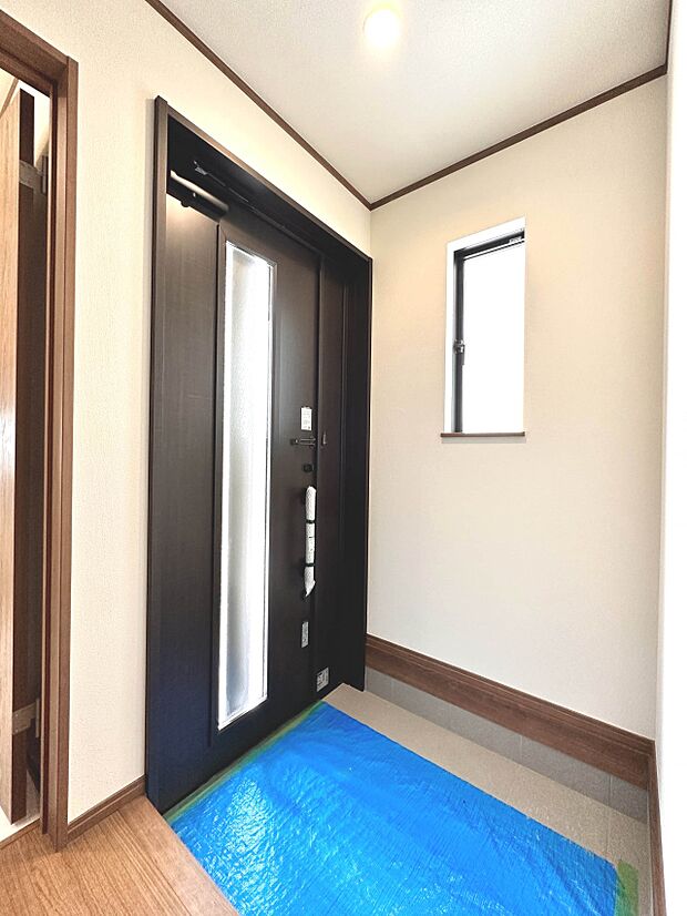 【玄関】玄関はおうちの顔と言われます。玄関アプローチは、外観デザインの印象を左右します。ご家族の個性を出しながら、素敵な玄関でお客様をお迎えしてください。