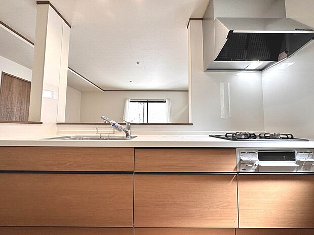 【キッチン】 三口コンロで料理の幅を拡げてくれる使いやすいシステムキッチンを採用。洗い場も大きいので野菜や食器を洗ったりする際にも捗り、奥様の強い味方となってくれるはずです。