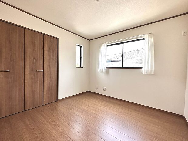 【子供部屋6.12帖】お子様のお部屋にぴったりなクロークを備えたフローリング仕様の洋室です。