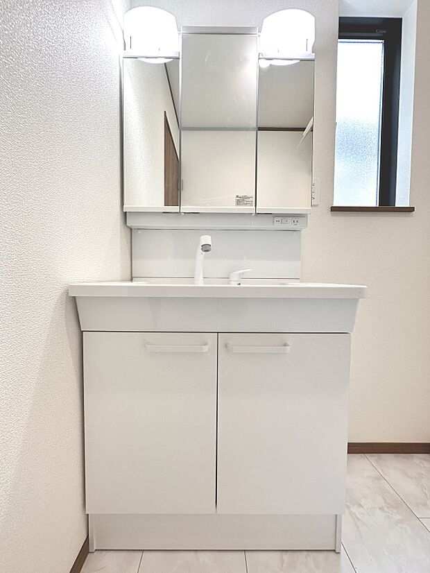 【洗面台】十分な大きさの洗面台は、身だしなみチェックや歯磨きなど、朝の慌ただしい時間でもホテルライクなスペースで余裕とゆとりを感じて頂けます。