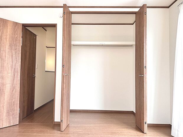 【収納】各所に配置された収納スペースは、洋服や小物はもちろんのこと、掃除機や日用予備品・お子様のおもちゃなど様々な物を収納して頂ける便利なスペースです。