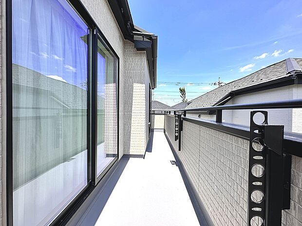 【バルコニー】朝の澄んだ空気や、夕方に吹く清々しい風を五感で感じられるバルコニー。屋外にあって、住まいの中でも本当の自然を感じられるスペースです。