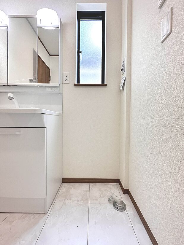 【脱衣所】洗面所は小さなプライベートスペース。歯磨き、洗顔と毎日施す個人空間。