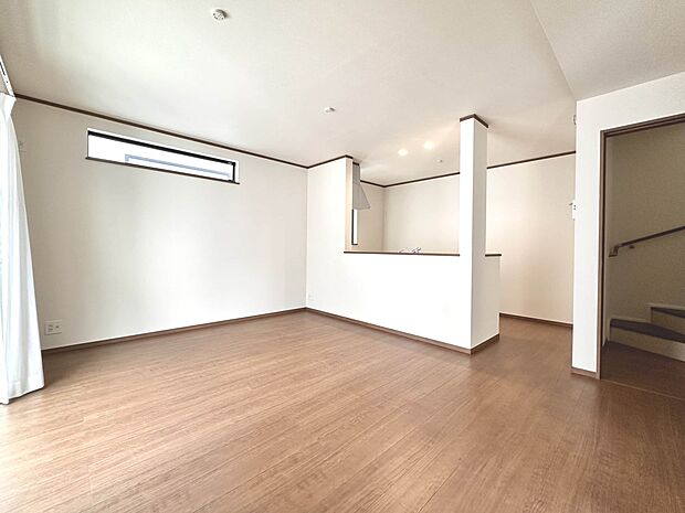 【LDK14帖】会話でホッとコミュニケーションできるリビング。料理でホッとハピネスになるキッチンなど。人をホッとさせる最新設備・仕様を採用しています。