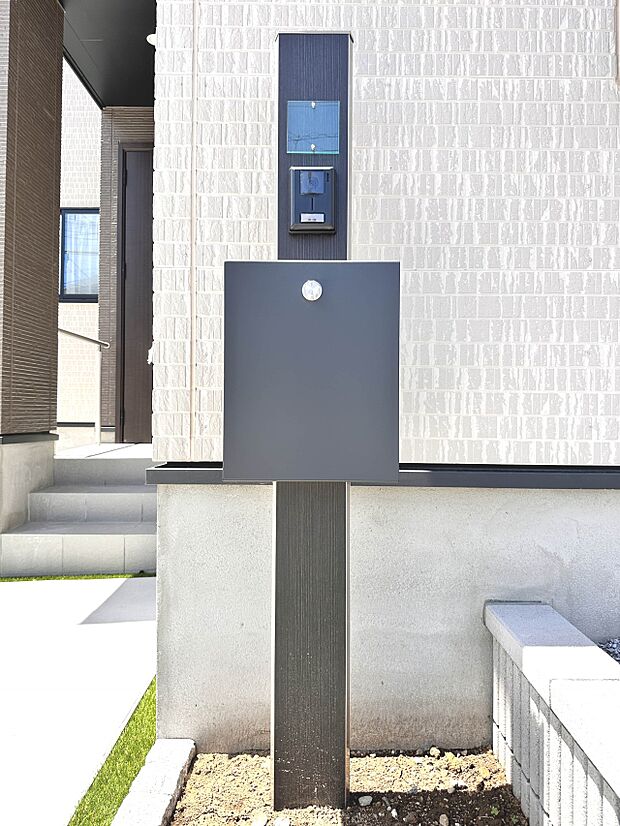 【郵便受け】郵便物には、ご家族の情報やクレジットカード・銀行口座情報など、個人情報が満載です。鍵付きのポストが、ご家族の個人情報をしっかりと守ります。