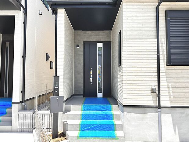 【玄関】玄関はおうちの顔と言われます。玄関アプローチは、外観デザインの印象を左右します。ご家族の個性を出しながら、素敵な玄関でお客様をお迎えしてください。