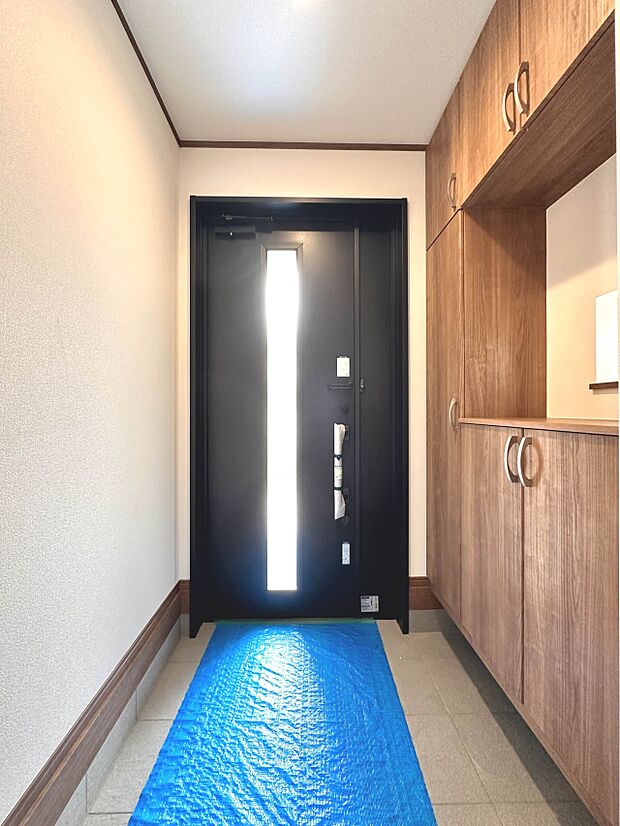 【玄関】玄関はおうちの顔と言われます。玄関アプローチは、外観デザインの印象を左右します。ご家族の個性を出しながら、素敵な玄関でお客様をお迎えしてください。