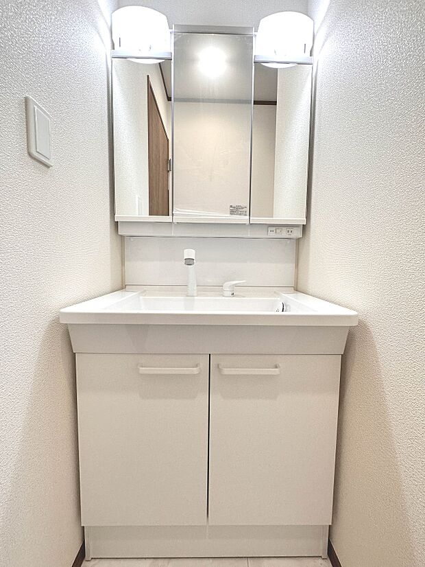 【洗面台】 十分な大きさの洗面台は、身だしなみチェックや歯磨きなど、朝の慌ただしい時間でもホテルライクなスペースで余裕とゆとりを感じて頂けます。