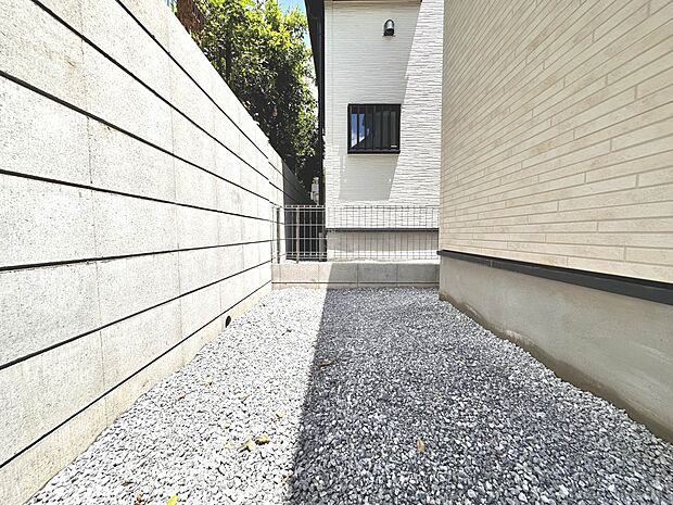 【庭】プランター等をおいてガーデニングが楽しめるちょっとしたスペースも。