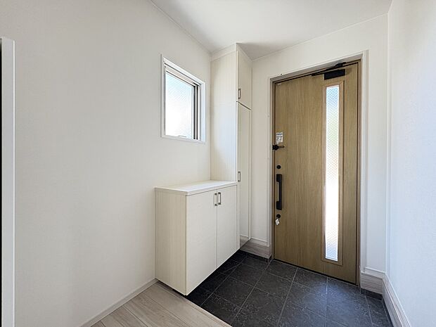 【玄関ホール】シューズボックスの他、壁埋め込み型スリッパラックと廊下収納を備えた空間