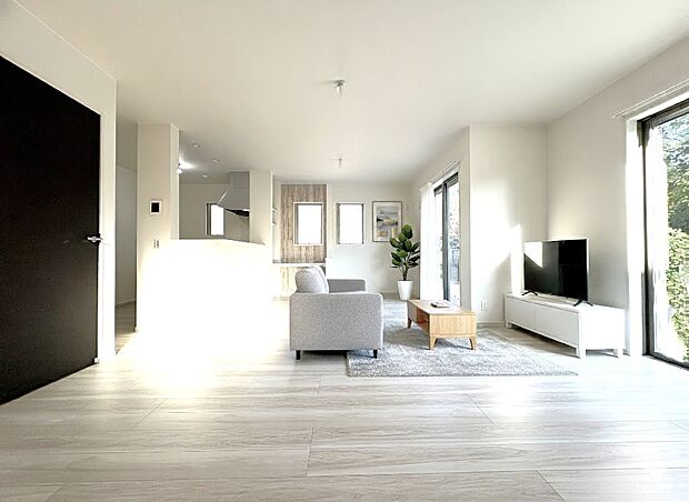 【LDK20帖】採光もタップリの大空間!・家具の大きさや配置もお好みのスペースにOK ※AIによる家具や植栽を加工、販売価格に含みません。