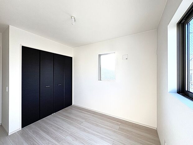 【洋室 5.2帖】2階に7帖の他、5.2帖の3部屋・全室クローゼット収納を完備