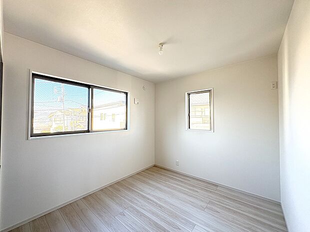 【洋室 5.2帖】2階に7帖の他、5.2帖の3部屋・全室クローゼット収納を完備