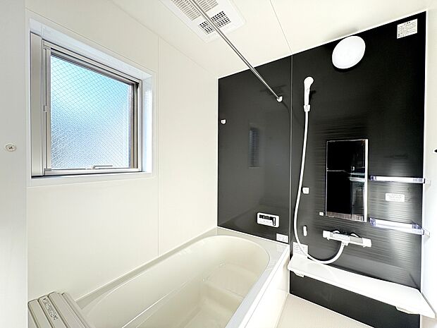 【浴室】乾燥暖房機能を完備・窓のある1坪サイズのゆったりバスルーム