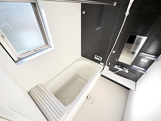 【浴室】乾燥暖房機能を完備・窓のある1坪サイズのゆったりバスルーム