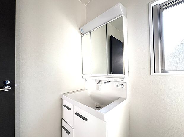 【3面鏡シャンプードレッサー】スライド収納や鏡裏もタップリの小物収納・毎日の身支度も心地よく!