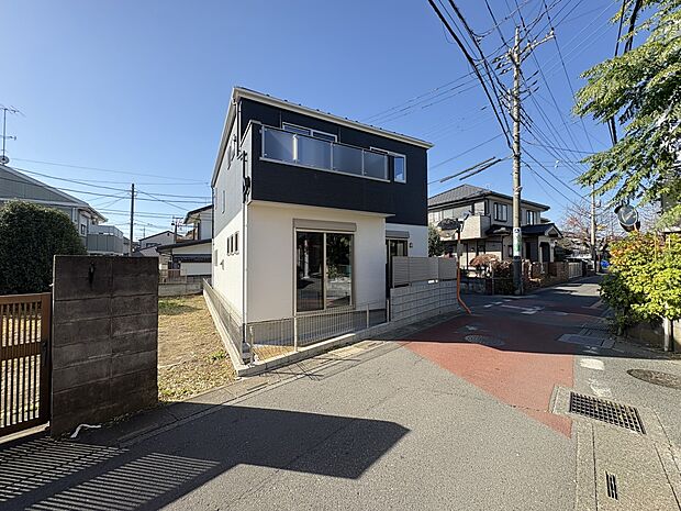 【現地写真】室内にはスタディーカウンターやアクセントクロスを採用、デザイン性豊かな設計・開放的な角地の立地